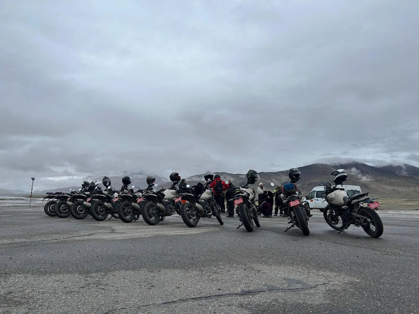 Motos alignées sous un ciel d’altitude