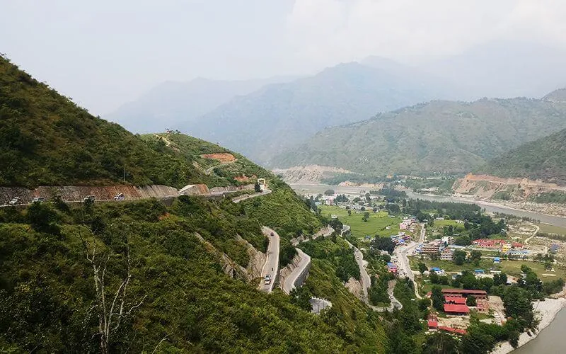 Les lacets suspendus au-dessus de la vallée