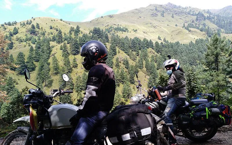 Rencontre entre motards sur les collines népalaises