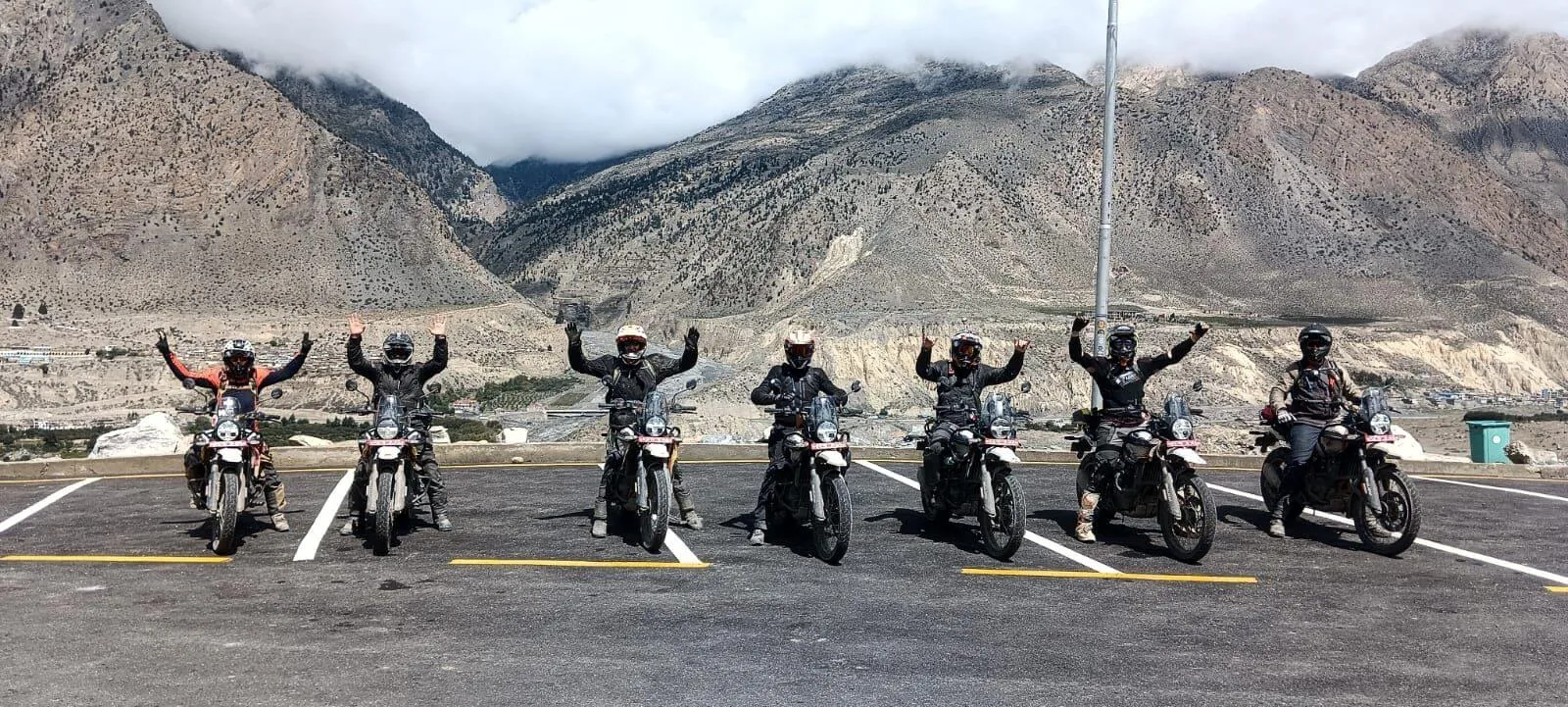 Groupe de motards levant les bras