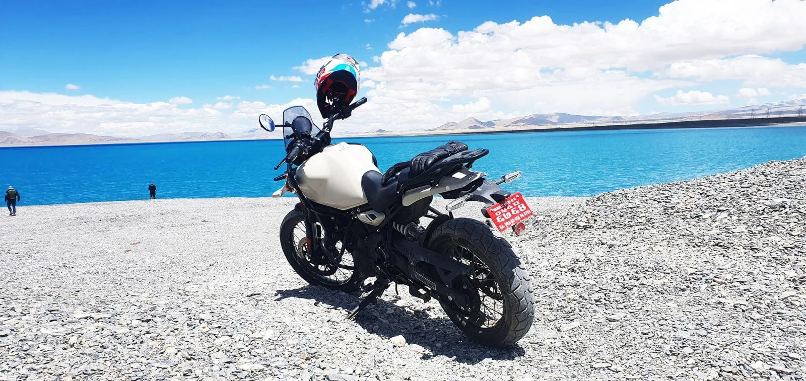 Royal Enfield devant un lac d’altitude