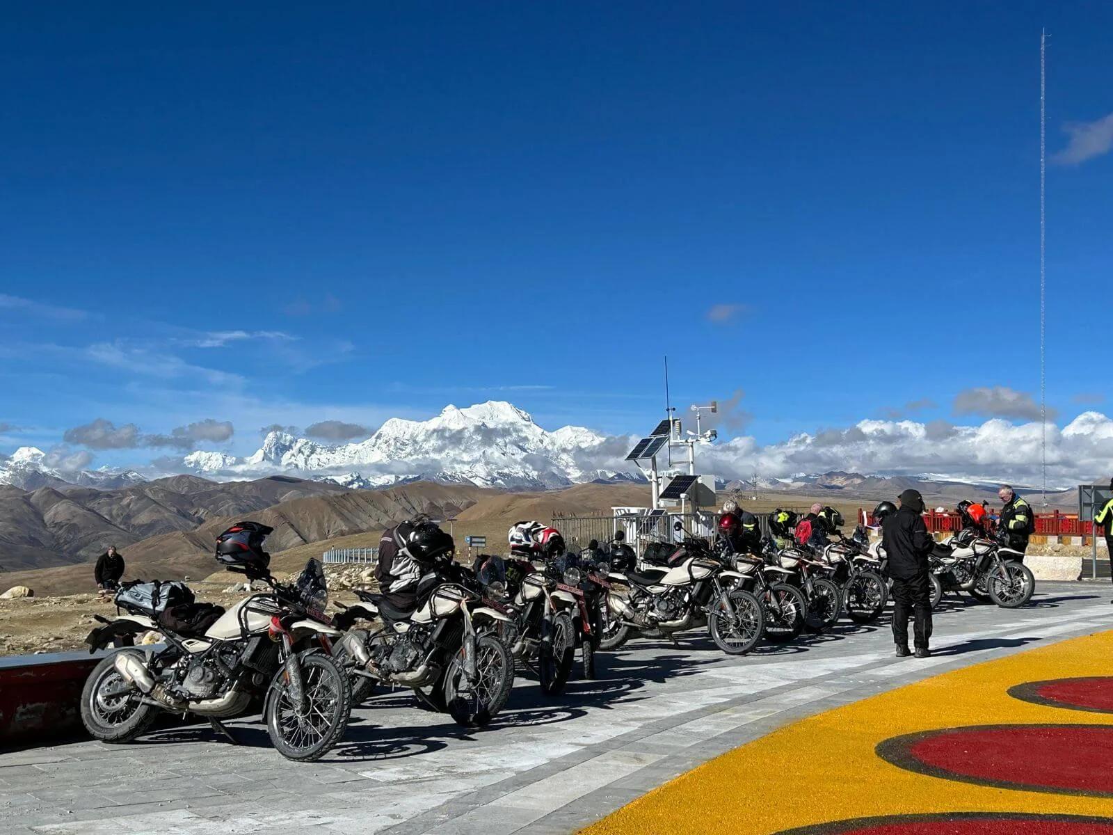 Groupe de motards sur une route de haute altitude