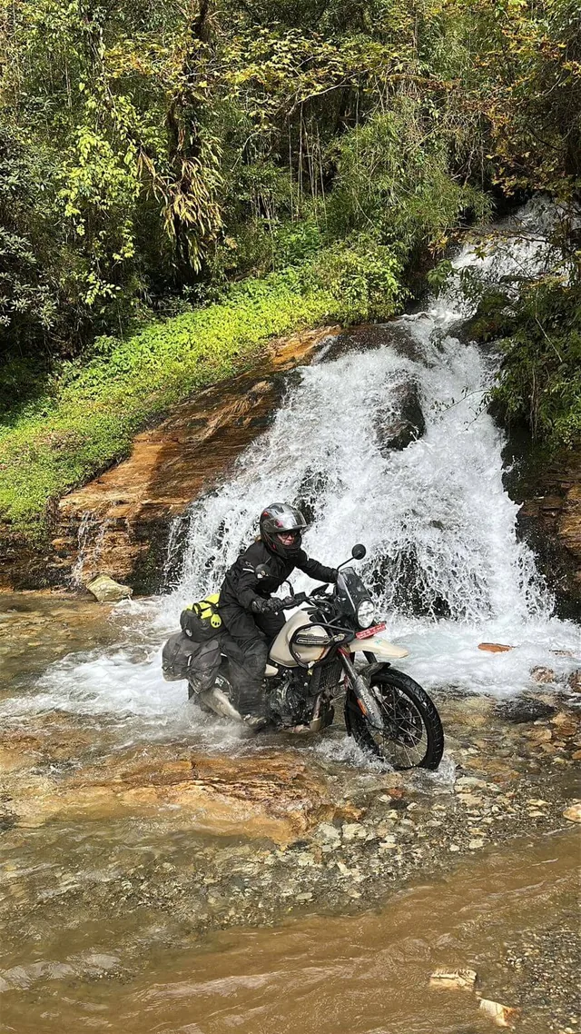 Motard devant une cascade